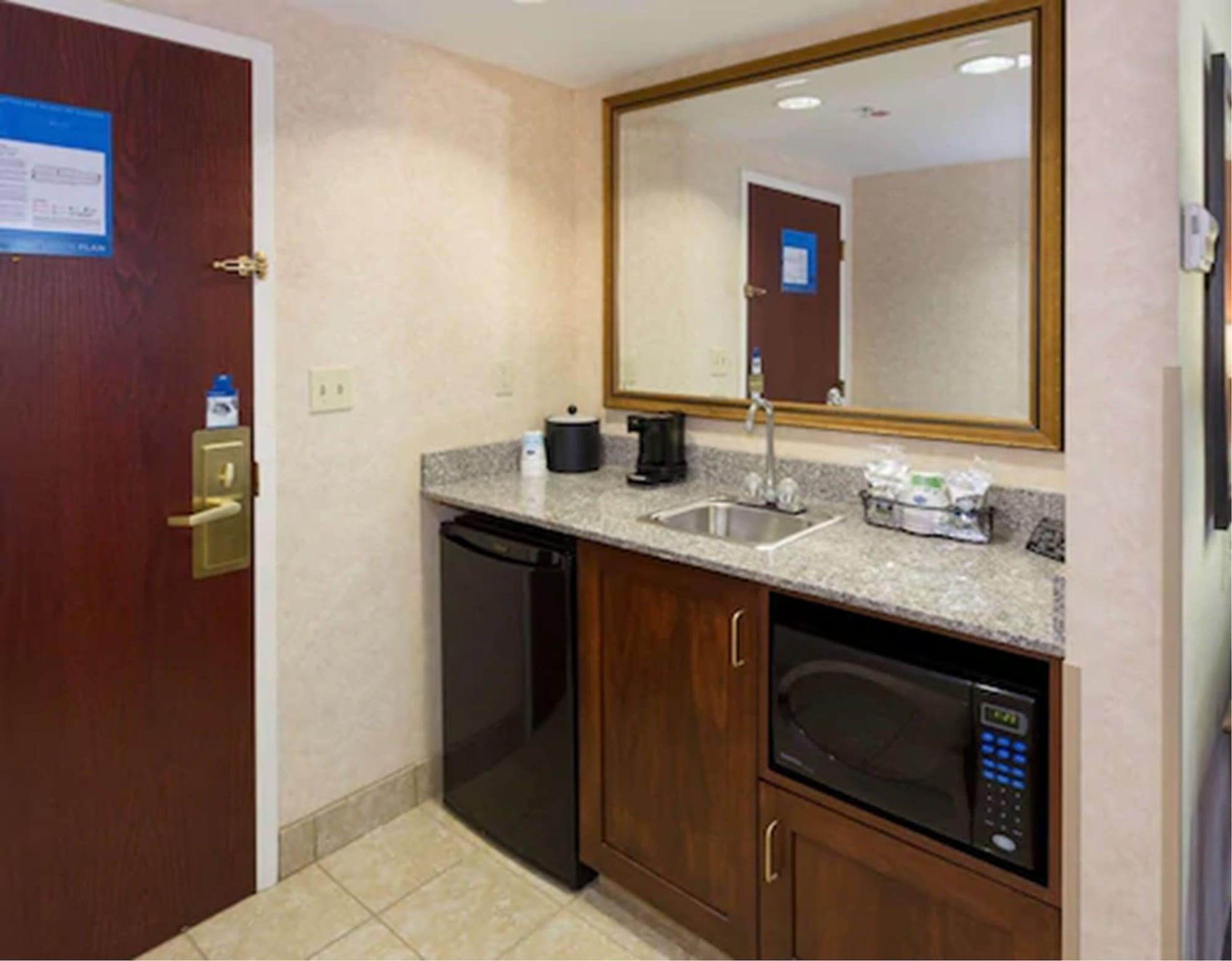 Hampton Inn & Suites Cleveland-Бийчууд Екстериор снимка