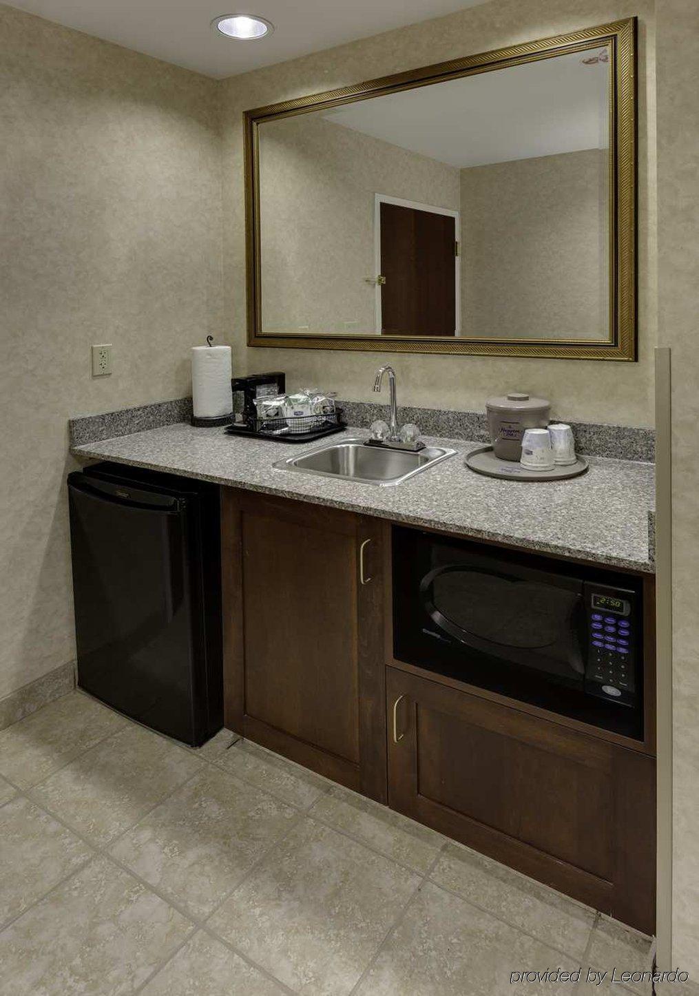 Hampton Inn & Suites Cleveland-Бийчууд Екстериор снимка